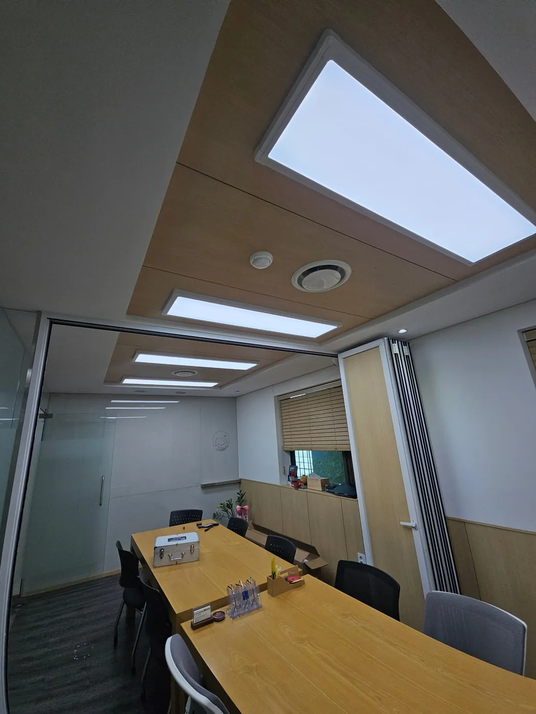 회의실 LED 평판등 교체 시공