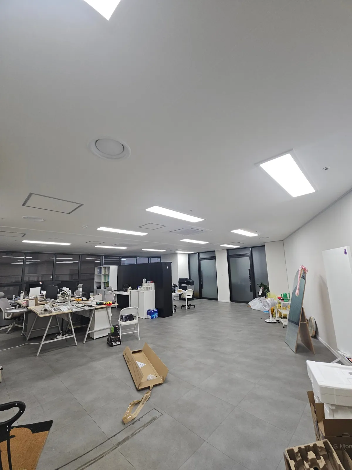 LED 평판등으로 교체한 사무실 전경